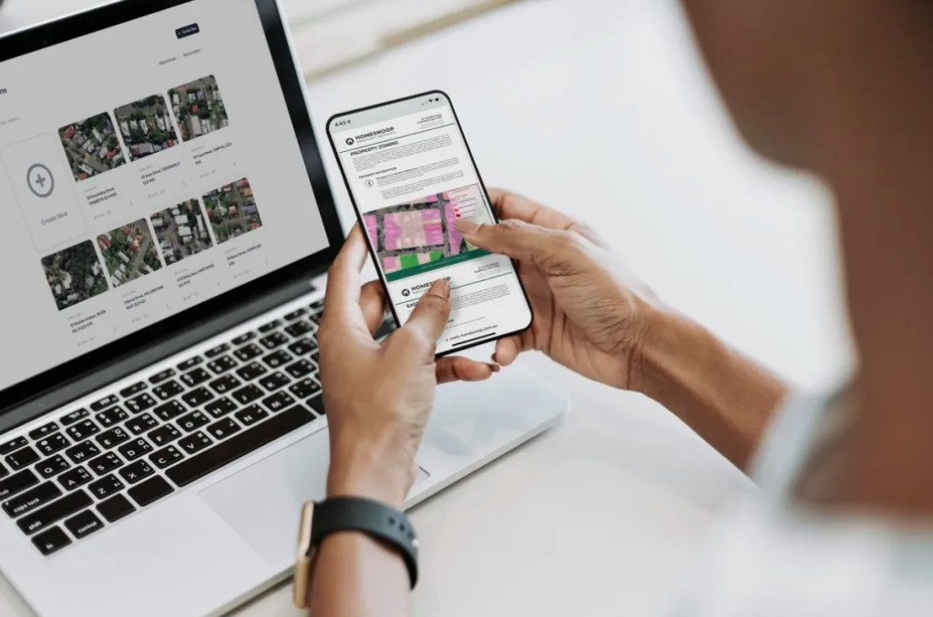 Real estate agent presenting a Homesnoop property report